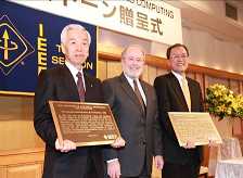 Miura, President, NTT, and Tanaka, President, KDDI received the plaque from Gordon Day, IEEE President